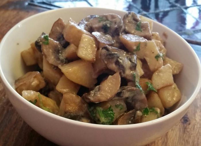 Ako pečie a dusiť zemiaky s hubami v zakysanej smotane vo viacnásobnom?