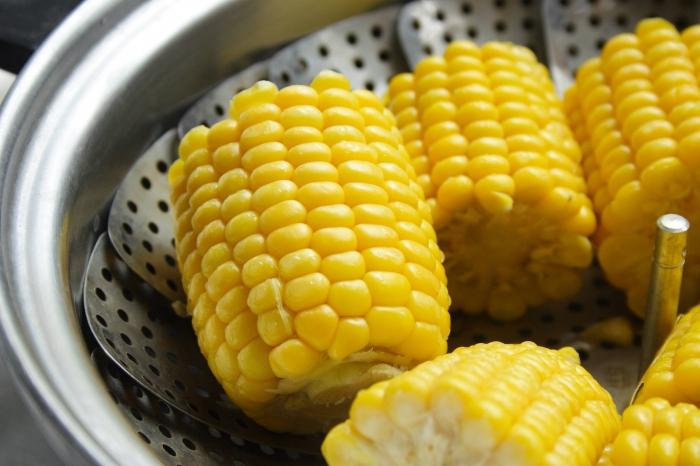 Užitočné vlastnosti varené kukurice: poďme hovoriť o cenných obilnín