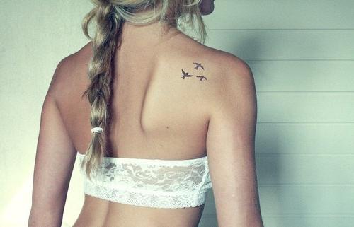 Tetovanie dievčat na lopatke: vyberte vzor